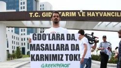 Greenpeace'den bakanlık önünde pilavlı eylem