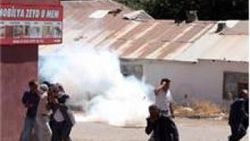 Bingöl'de protestocular kepenk kapatmayan esnafa saldırdı