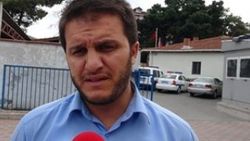 Direksiyon başında kitap okuyan şoför özür diledi