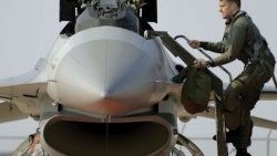 F-16'lar Suriye uçağına karşı havalandı