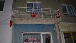 Burdur'da HDP binasına Türk bayrakları astılar