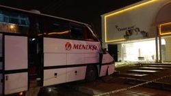 Otobüs mobilya mağazasına çarptı: 1 ölü