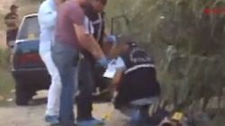İki kardeşin cesedi pompalıyla vurulmuş halde tarlada bulundu