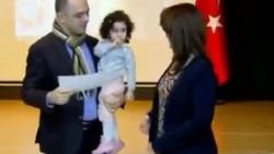 Babalar çocuklarından önce karnelerini aldı