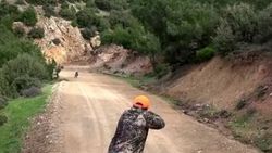 Arkadaşı domuz sanıp vurdu; bacağı koptu