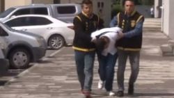 Hırsız babasının yatağının altında yakalandı