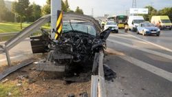 Bayrampaşa'da lüks otomobil trafik levhasına saplandı