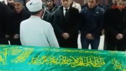Sınırı annesinin sırtında geçen Mohamed donarak öldü