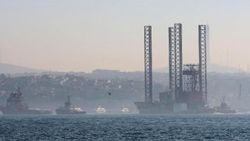 Dev petrol platformu İstanbul Boğazı'ndan geçti