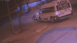 Öğrenci servisinin altında kalan kadın hayatını kaybetti