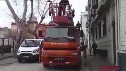 Edirne'de ağaçta takılı kalan kuş kurtarıldı