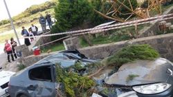 Üzerine vinç düşen otomobil hurdaya döndü