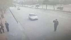 Vali'ye selam verirken otomobil çarptı
