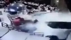 Restorana dalan SUV araç müşterileri ezdi