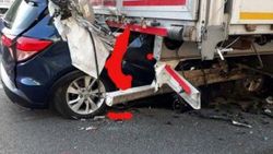 Otomobil, park halindeki TIR'a çarptı: 5 ölü