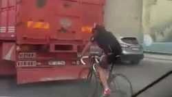 Ankaralılar otobandaki bisikletliyi inceledi