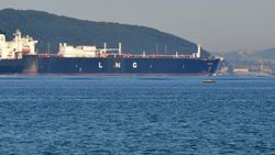 LNG tankeri Çanekkale Boğazı'ndan geçiş yaptı