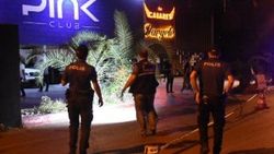 İzmir'de gece kulübü önünde silahlı kavga: 4 yaralı