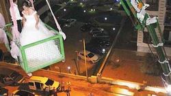 Evlerine vinçle çıktılar