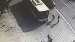 Karşıya geçmeye çalışırken otobüs çarptı