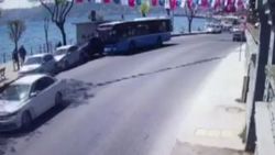 Kontrolden çıkan otobüs park halindeki 4 araca çarptı
