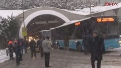 İstanbul'da araçları yolda kalanlar tüneli yürüyerek geçti