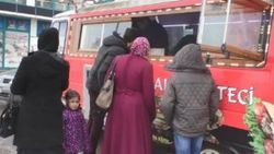 Ağrılı üniversite öğrencisi minibüsünde köfte yapıyor