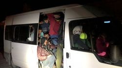 14 kişilik minibüste 56 kaçak bulundu