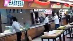 Çin'de huzur bozan müşteri garsonlardan dayak yedi