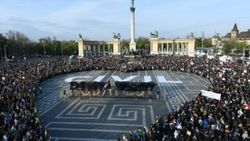 Macaristan yasa tasarısını protesto ediyor