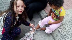 Küçük kız Suriyeli sığınmacıya ayakkabısını hediye etti
