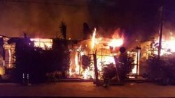 Sapanca Gölü kıyısındaki 10 iş yeri alev alev yandı