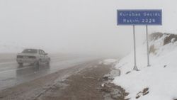 Van’da yağan nisan karı sürücülere zor anlar yaşattı