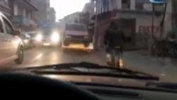 Kamyonet üzerine otomobil yükleyip trafiğe çıktı