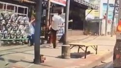 Tayland'da bir adam çocuğu sebepsiz yere tekmeledi