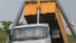 Kartal'da damperi açılan kamyon ortalığı birbirine kattı İZLE