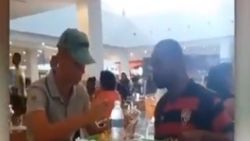 Yemek yerken zorlanan müşterisini elleriyle besledi