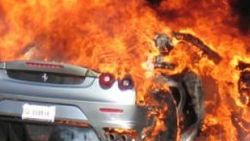 İsviçreli genç Ferrari'sini yaktırdı