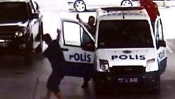 Polis tinerli saldırıya biber gazıyla müdahale etti