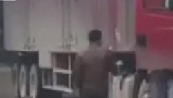 Çinli adam para için kendini arabaların önüne attı
