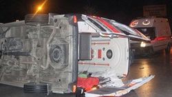 Hasta taşıyan ambulans takla attı: 6 yaralı