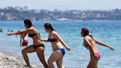 Antalya'da hava sıcaklığı 40 derece hissediliyor