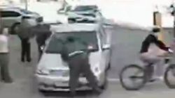 Çin'de bir kadın sürücü güvenlik görevlisine sinirlendi İZLE