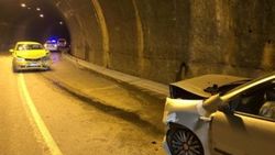 Trafiğe kapalı tünele girince kaza yaptılar