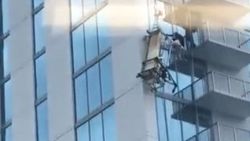 Asansörün halatı kopunca işçi metrelerce yüksekte asılı kaldı