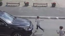 Parkta etrafına bakmadan koşan çocuğa araba çarptı