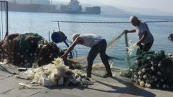 Balıkesir'de palamut için ağ atan balıkçı naylon çekti