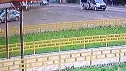 Kontrolden çıkan kamyon insanların üstüne uçtu