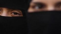 Hollanda'nın burka yasağına tepkiler büyüyor
