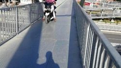 Motosikletli, yaya üst geçidinden, yaya ise yoldan geçti